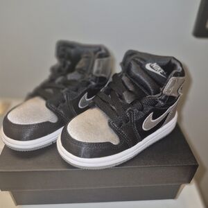 Nike Kids Black and Silver Sneakers